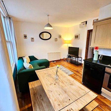 Lovely 1 Bed Apartment 2 Min To Station Londra Exterior foto
