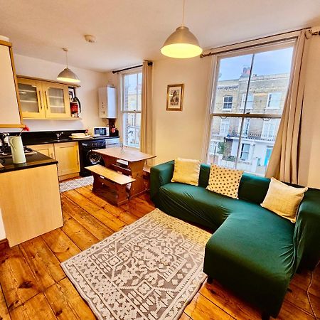 Lovely 1 Bed Apartment 2 Min To Station Londra Exterior foto