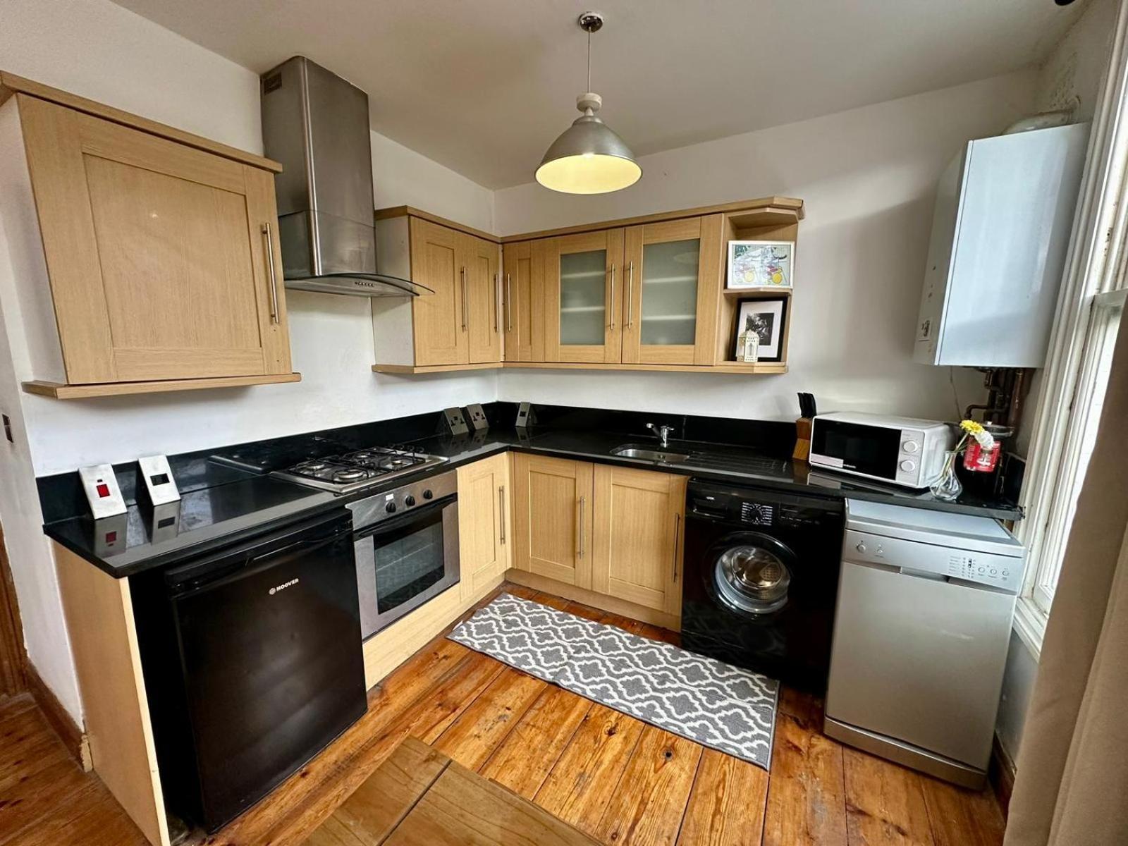 Lovely 1 Bed Apartment 2 Min To Station Londra Exterior foto