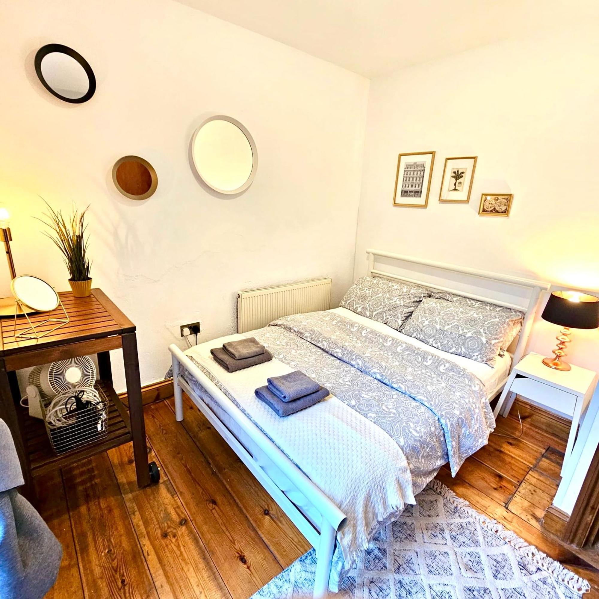 Lovely 1 Bed Apartment 2 Min To Station Londra Exterior foto